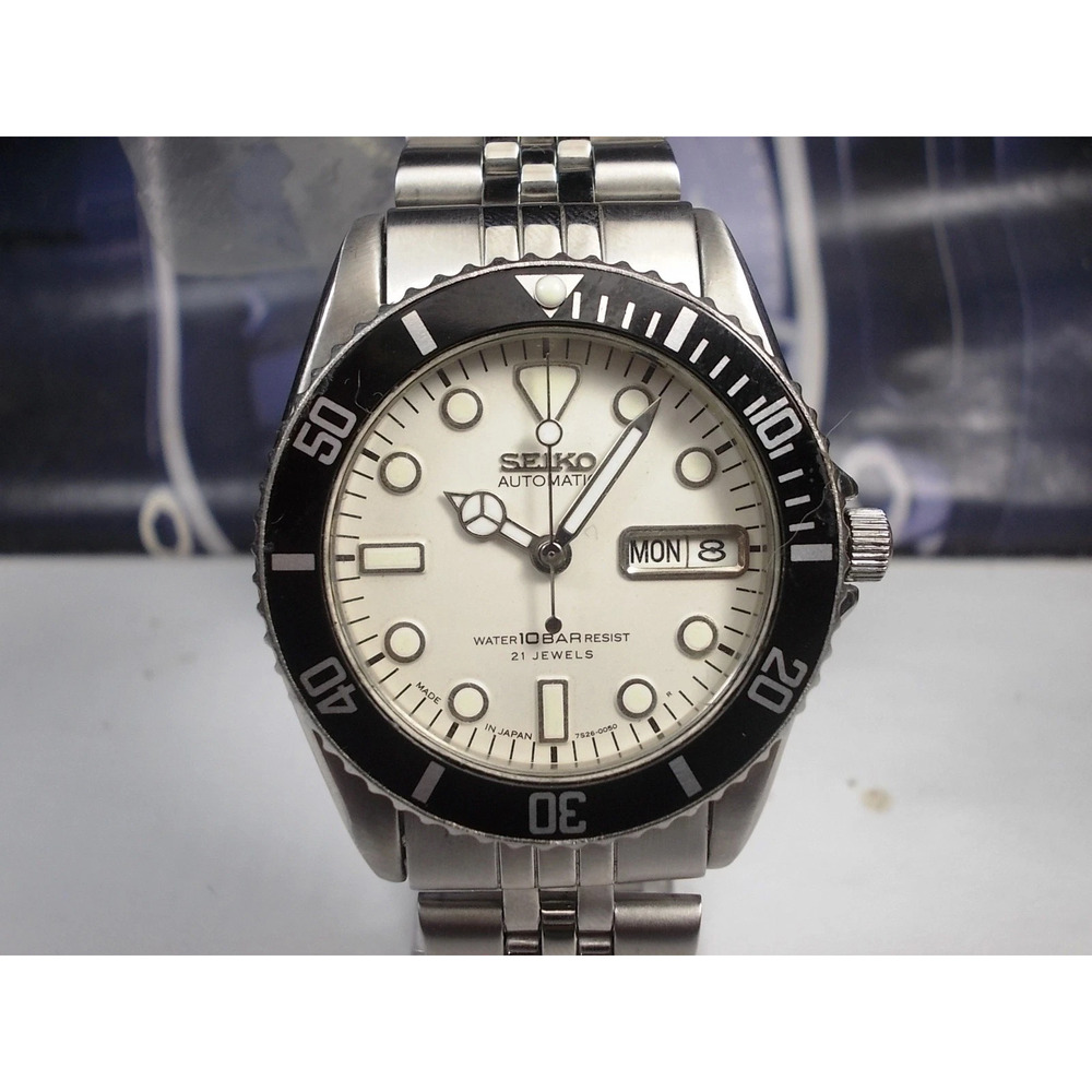 SEIKO 10BAR SKX027 DAY/DATE AUTO MIDSIZE WATCH 7S26-0050, WHITE (SN 738455)